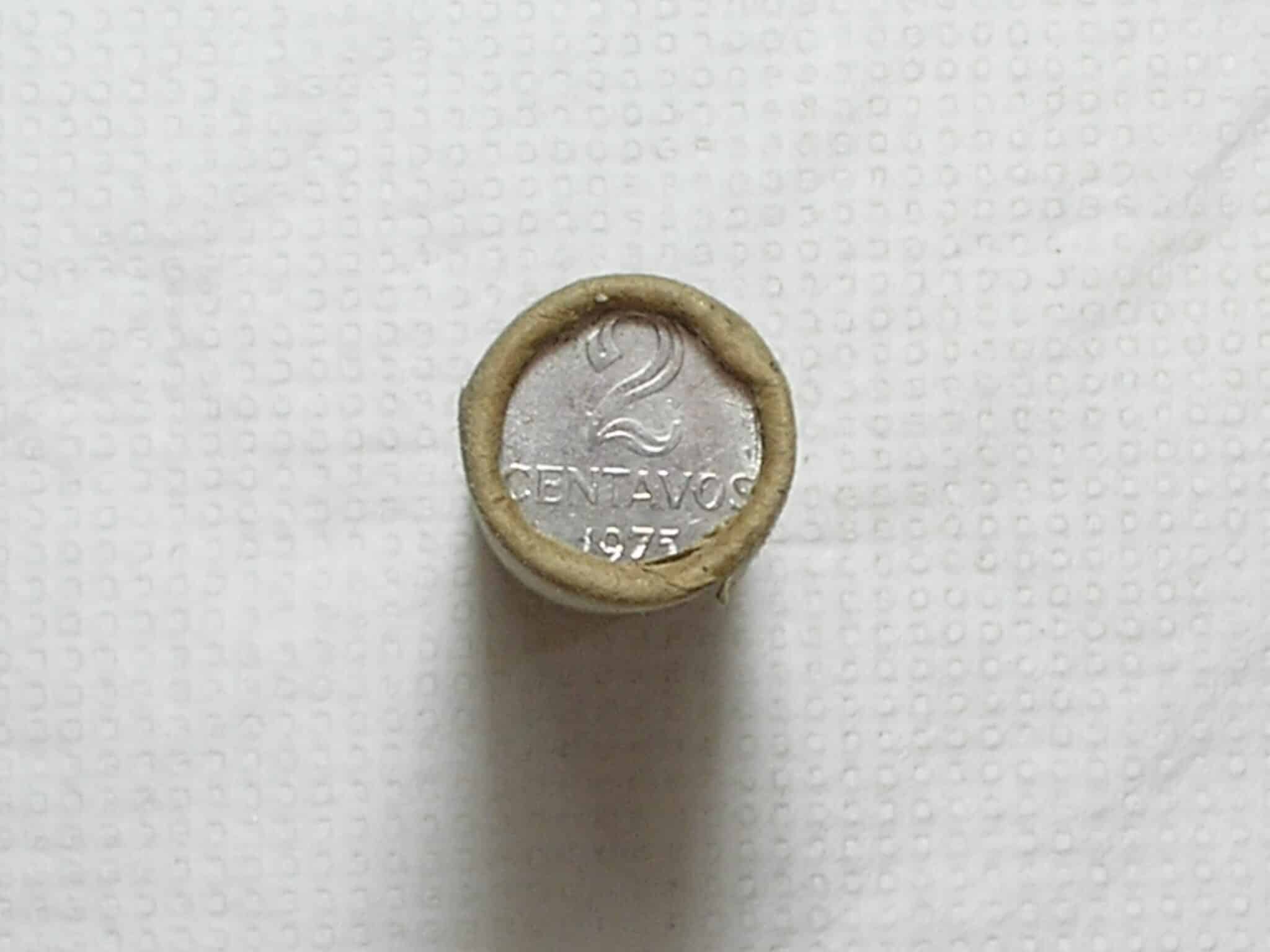 | Casa do Colecionador - Rolo Original fechado do Banco central do Brasil com 50 moedas de 2 Centavos 1975 - Flor de Cunho - Peças escassas / m440.4