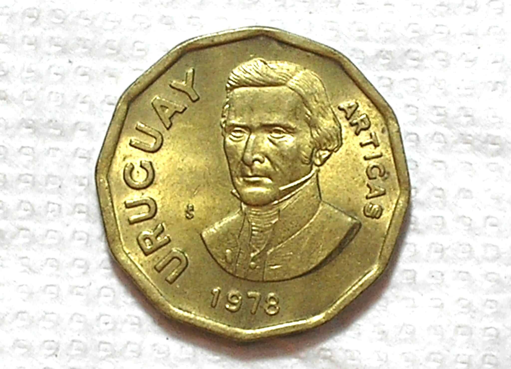 | Casa do Colecionador Uruguay) 1 Novo Peso - 1978 / 11g - 30mm / Bz/Al / Sob/Fc / box54