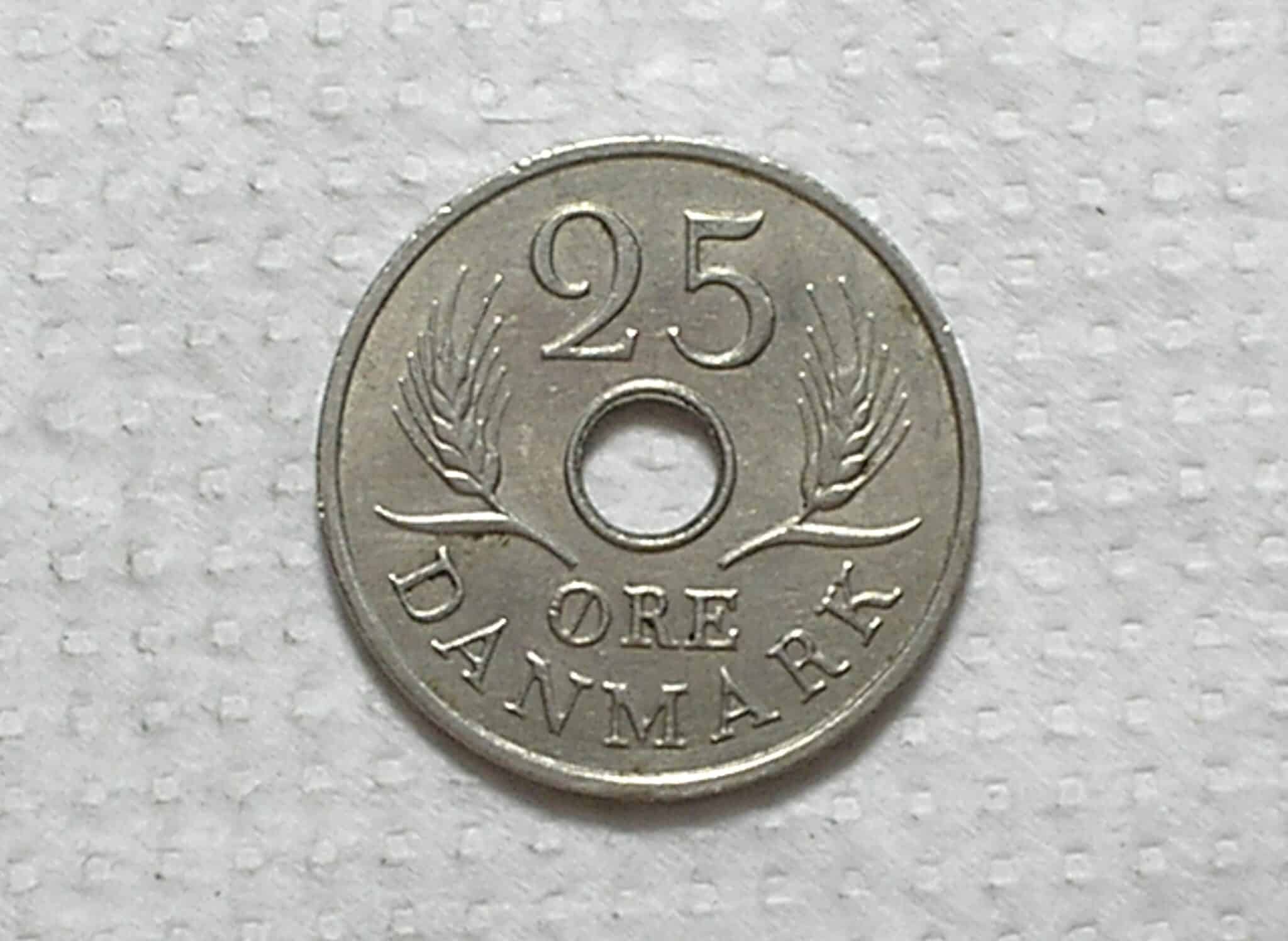 | Casa do Colecionador Dinamarca 25 Ore 1967 Holed Center 22mm Co Ni Box553