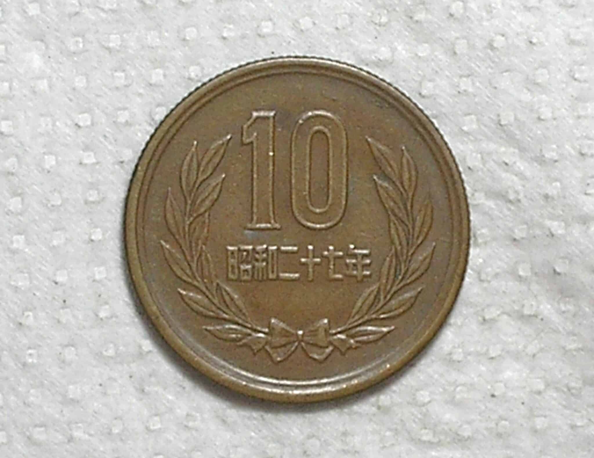 | Casa do Colecionador Japão) 10 Yen - 1952 / Ano 27 / *Serrilhada / Showa / 23,5mm / Bronze / box55