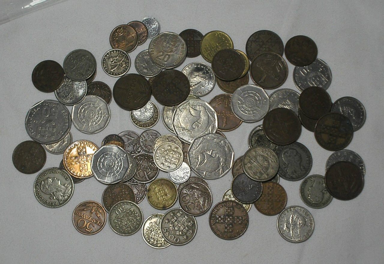 | Casa do Colecionador Portugal) 80 Moedas de Portugal com diversas datas e valores em Bronze e Co/Ni / m450