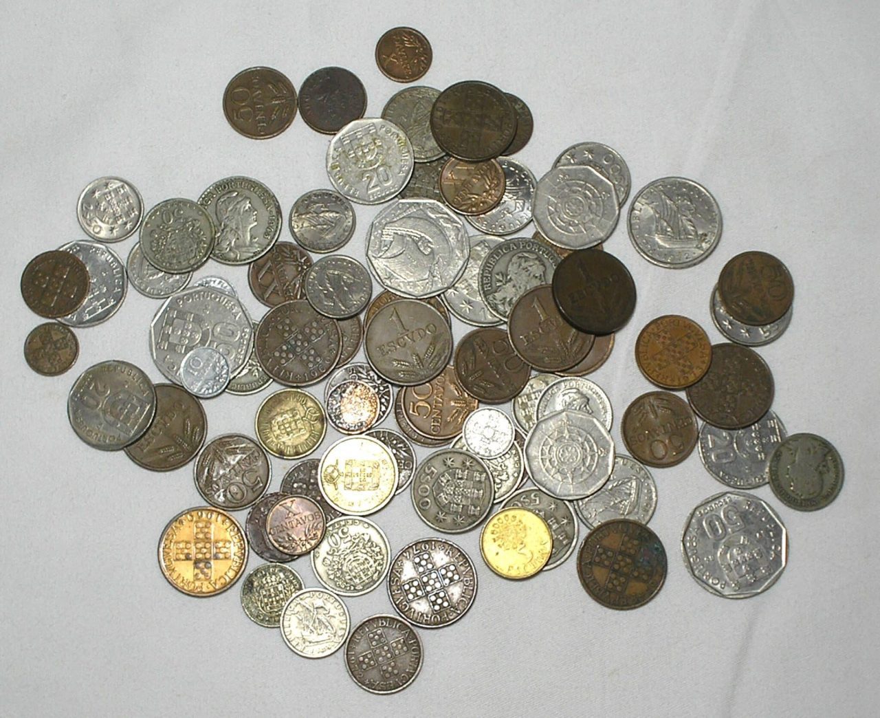 | Casa do Colecionador Portugal) 80 Moedas de Portugal com diversas datas e valores em Bronze e Co/Ni / m450
