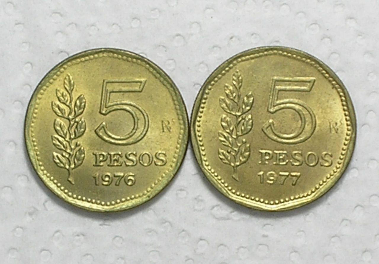 | Casa do Colecionador Argentina) 5 Pesos - 1976 / 1977 / Bz/Al / Flor de cunho / box56