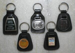- 5 Chaveiros metal em couro antigos de coleção com diferentes detalhes e motivos diversos - são raros