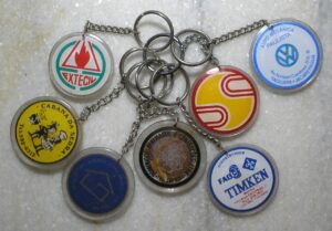 7 Chaveiros grandes 40 mm antigos de coleção com diferentes detalhes e motivos diversos