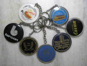 7 Chaveiros grandes 50 mm antigos de coleção com diferentes detalhes e motivos diversos - são raros