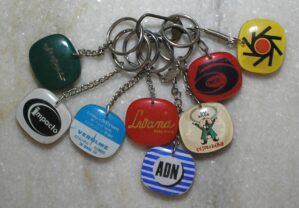 8 Chaveiros antigos de coleção com diferentes detalhes e motivos diversos