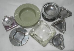 Cinzeiros - Oito cinzeiros antigos em cerâmica, vidro, metal, alumínio e Aço inox.