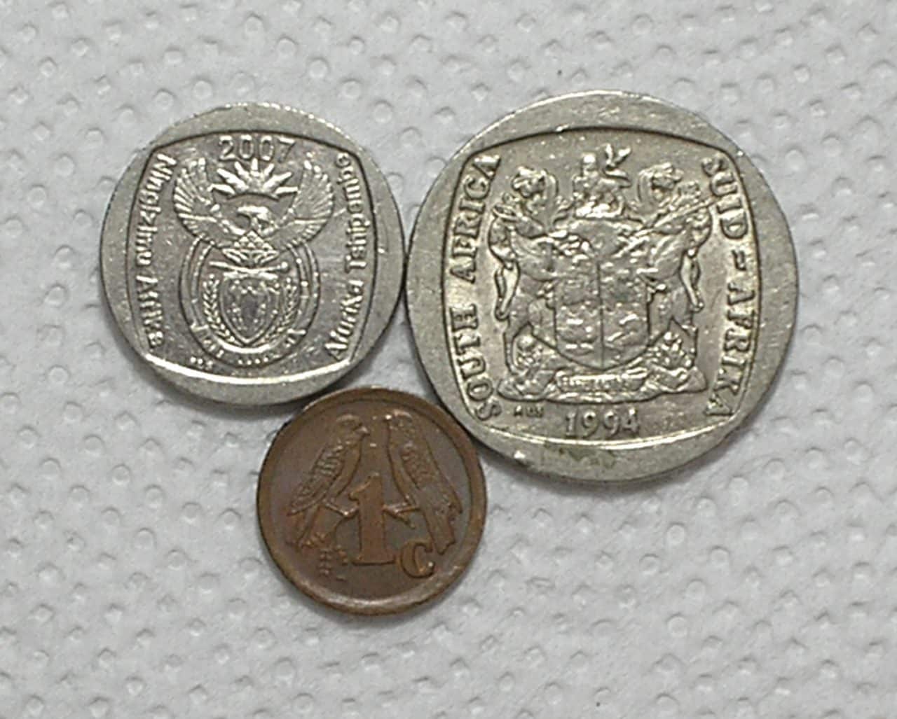 | Casa do Colecionador Africa do Sul) 1 Cent - 1995 + 1 Rand - 2007 + 5 Rand - 1994 / Bz/Ni / box57