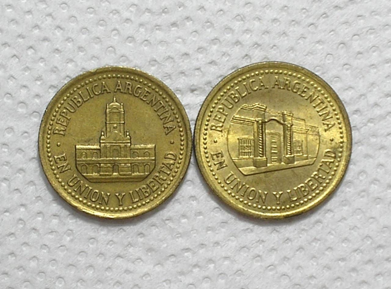 | Casa do Colecionador Argentina) 50 Centavos - 1992 - 1994 / Sob / Bz/Al / box57.2