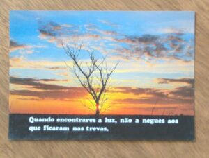Cartão Postal Litoarte Pensamentos 27. Quando encontrares a luz.