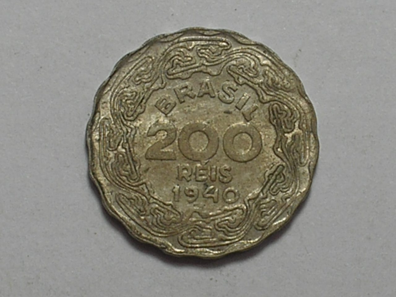 | Casa do Colecionador Flor de Cunho) 200 Réis 1940 - Getúlio Vargas / Cu/Ni