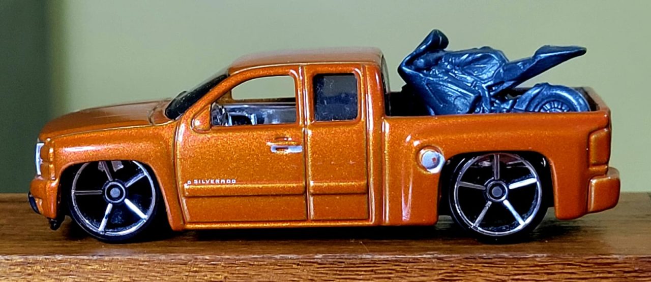 | Casa do Colecionador Hot Wheels Chevrolet Silverado Laranja com Moto (First Edition - 1ª Edição) Ano 2007