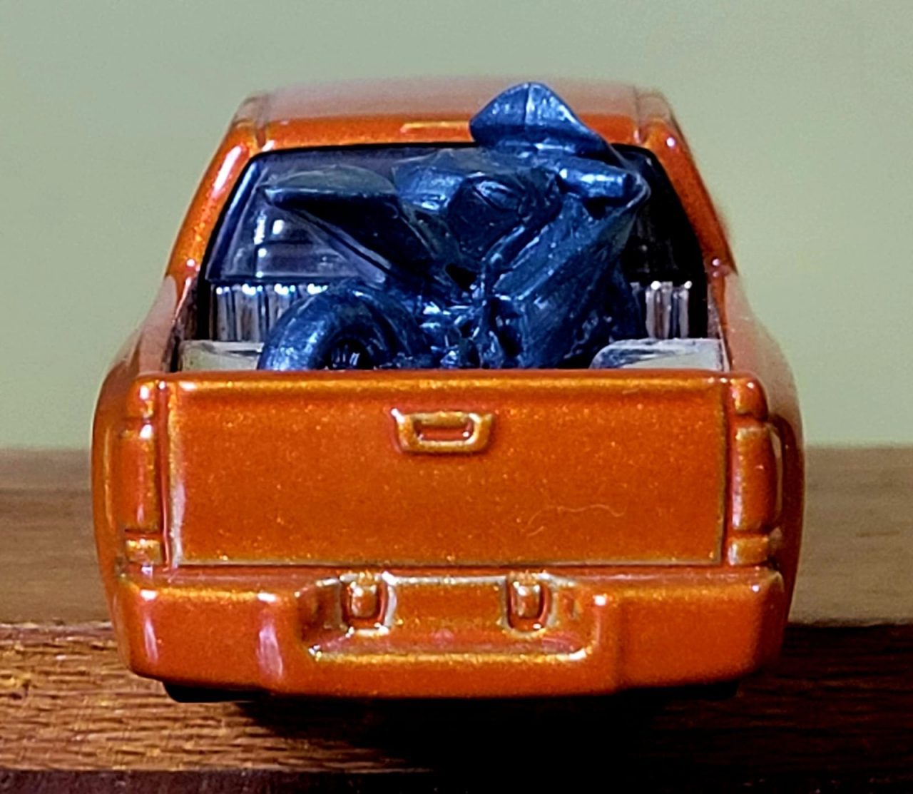 | Casa do Colecionador Hot Wheels Chevrolet Silverado Laranja com Moto (First Edition - 1ª Edição) Ano 2007