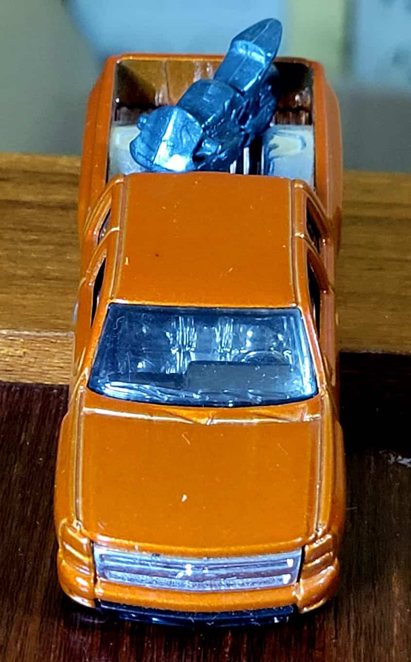| Casa do Colecionador Hot Wheels Chevrolet Silverado Laranja com Moto (First Edition - 1ª Edição) Ano 2007