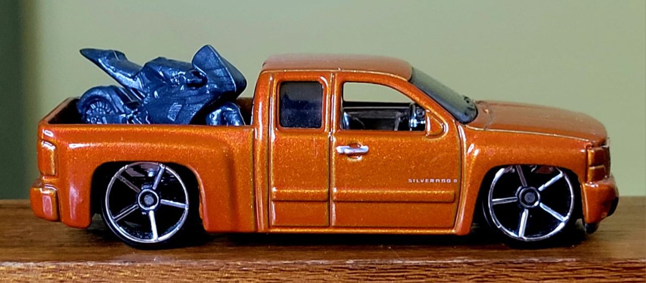 | Casa do Colecionador Hot Wheels Chevrolet Silverado Laranja com Moto (First Edition - 1ª Edição) Ano 2007