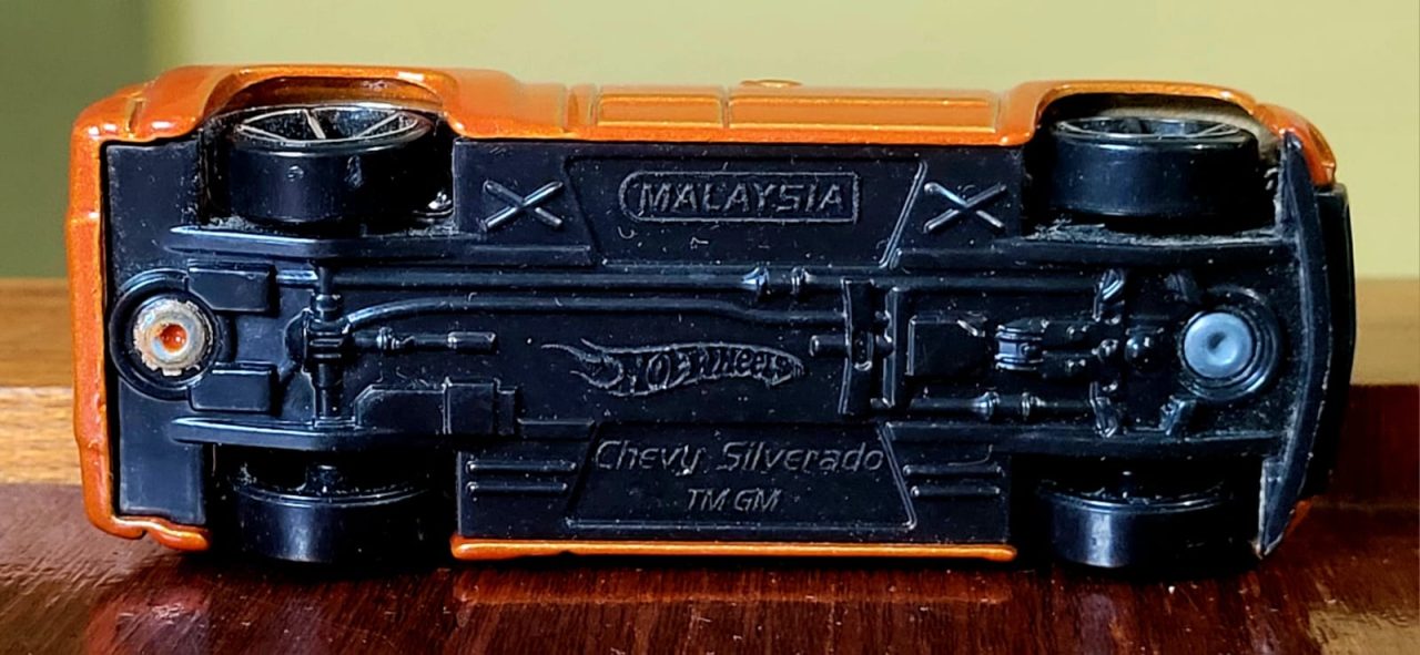 | Casa do Colecionador Hot Wheels Chevrolet Silverado Laranja com Moto (First Edition - 1ª Edição) Ano 2007