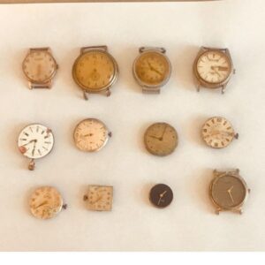 LOTE COM 12 RELÓGIOS ANTIGOS COM CITIZEN AUTOMATICO. FOUND ACIER INOXIDABLE SUIÇO. CLASSIC 17 RUBIS SUIÇO. NIVADA 15 RUBIS SUIÇO. 2 MONDAINE 17 RUBIS SUIÇO. M