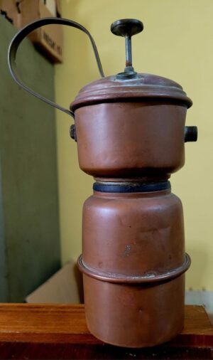Pulverizador Manual de Cobre Antigo