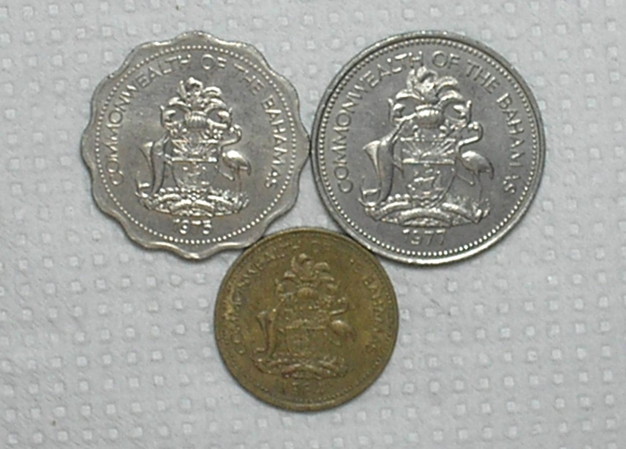 | Casa do Colecionador Bahamas) 1 Cent - 1984 + 10 Cents - 1975 + 20 Cents - 1977 / Sob / Bz/al-Ni / box60