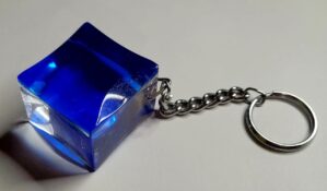 Chaveiro de Acrílico Azul Translúcido – Design Único e Brilhante