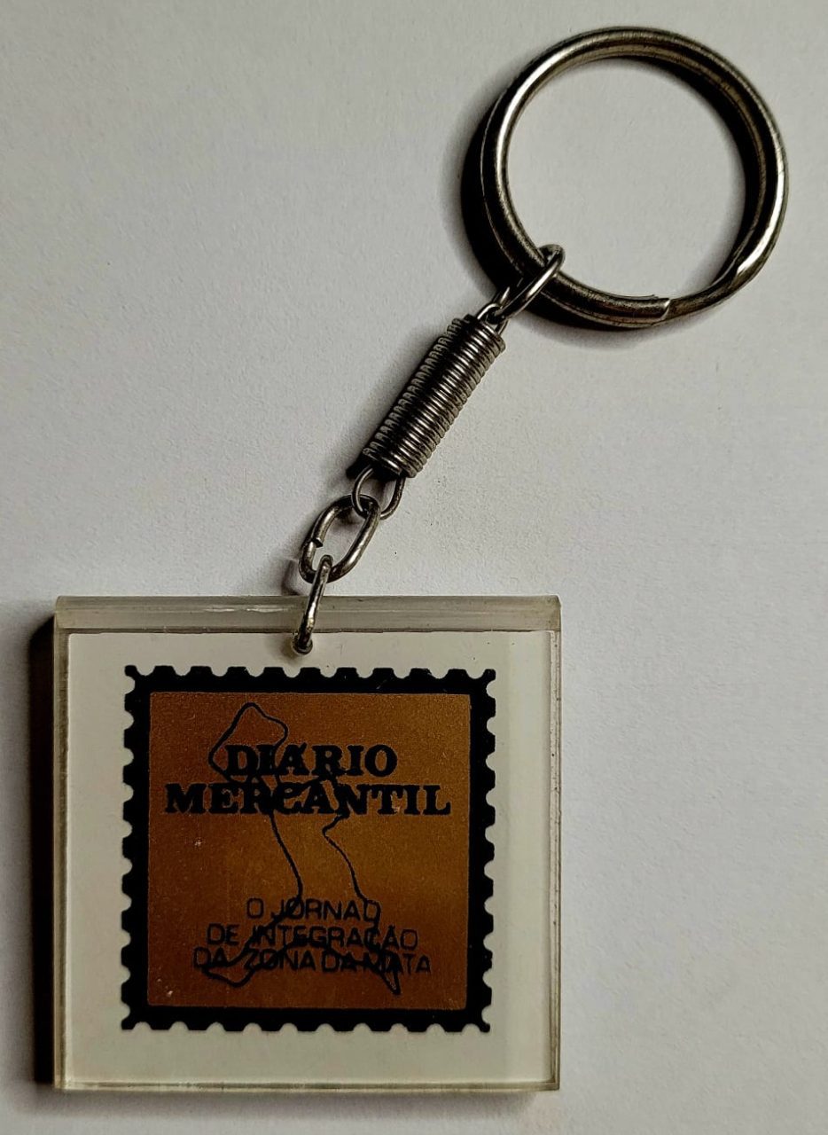 | Casa do Colecionador Chaveiro de Acrílico - Diário Mercantil - 65 Anos