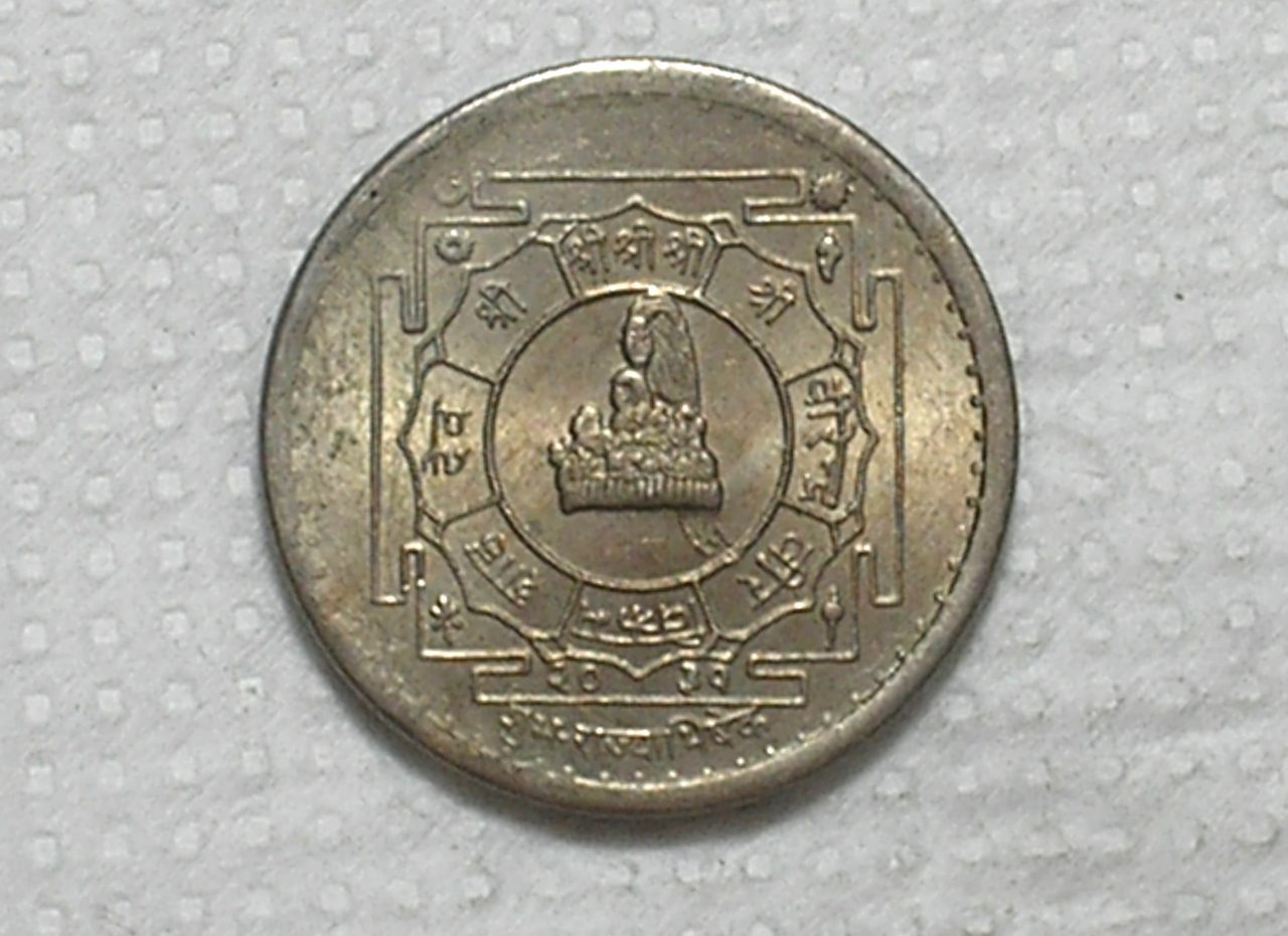 | Casa do Colecionador Nepal) 1 Rupee - 1973 - Va-2031 / 27mm / Sob / Co/Ni / box62