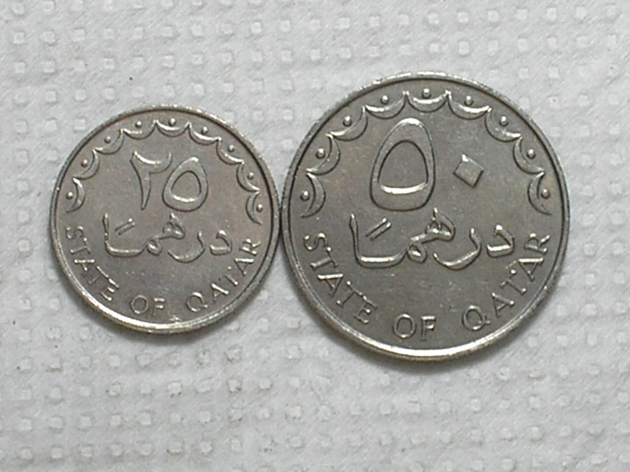 | Casa do Colecionador Qatar) 50 Dirham - 1978 - 25mm + 25 Dirham - 1981 - 19mm / Sob / Co/Ni / box62.a
