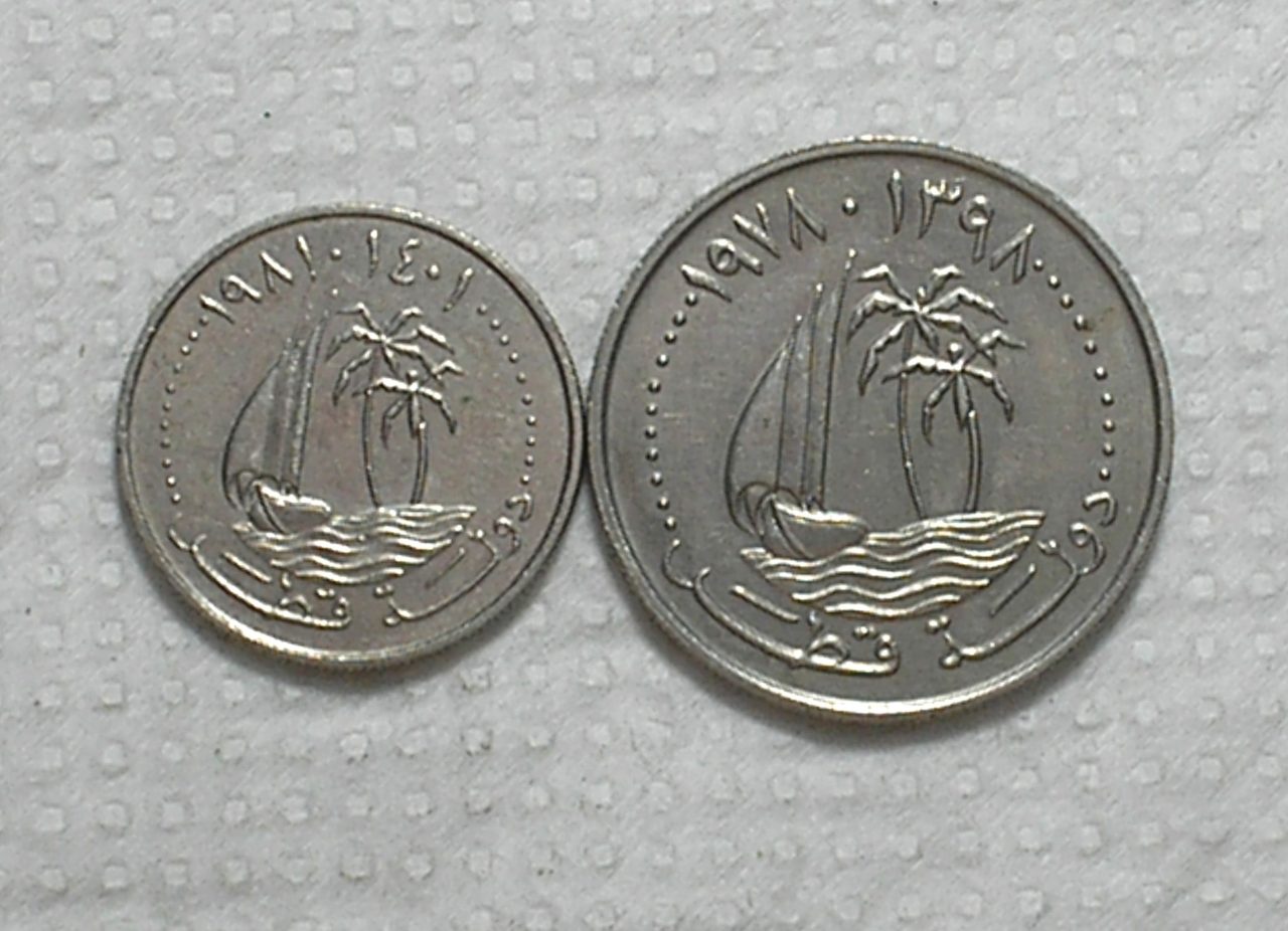 | Casa do Colecionador Qatar) 50 Dirham - 1978 - 25mm + 25 Dirham - 1981 - 19mm / Sob / Co/Ni / box62.a