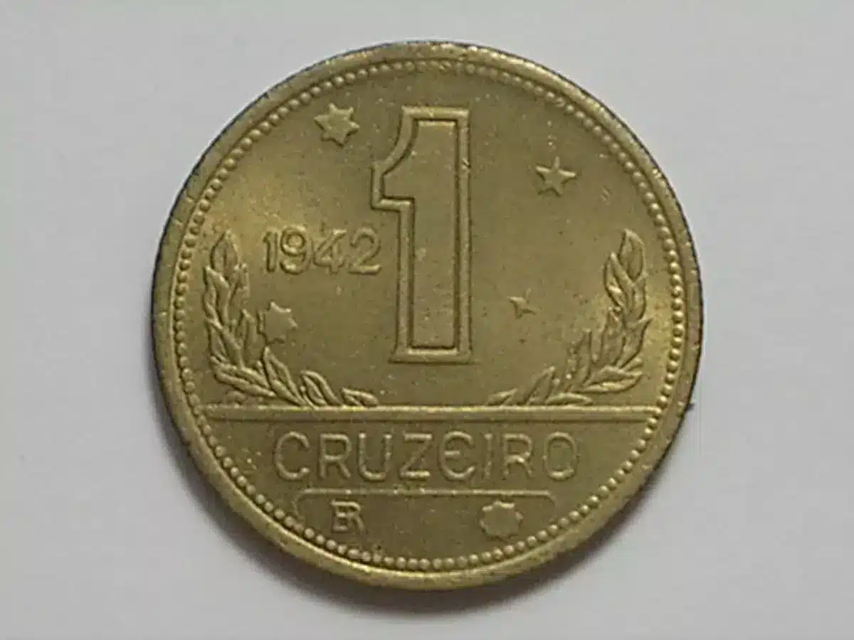 | Casa do Colecionador 1 Cruzeiro - 1942 / Peça Difícil / - Bronze/al / Flor de Cunho - Atrativa para coleção - Pequeno defeito do cunho na borda