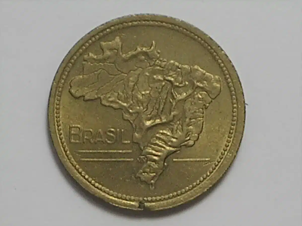 | Casa do Colecionador 1 Cruzeiro - 1942 / Peça Difícil / - Bronze/al / Flor de Cunho - Atrativa para coleção - Pequeno defeito do cunho na borda
