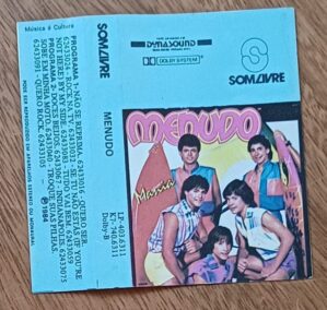5c4. Capa da fita k7 Menudo mania sem a fita.