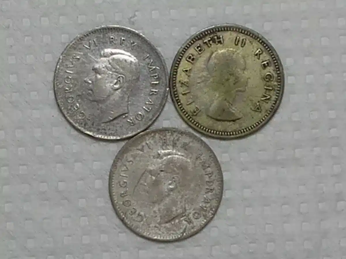 | Casa do Colecionador Africa Do Sul) 3 Pence - 1939/1942/1945 - Prata / Escassas / m490