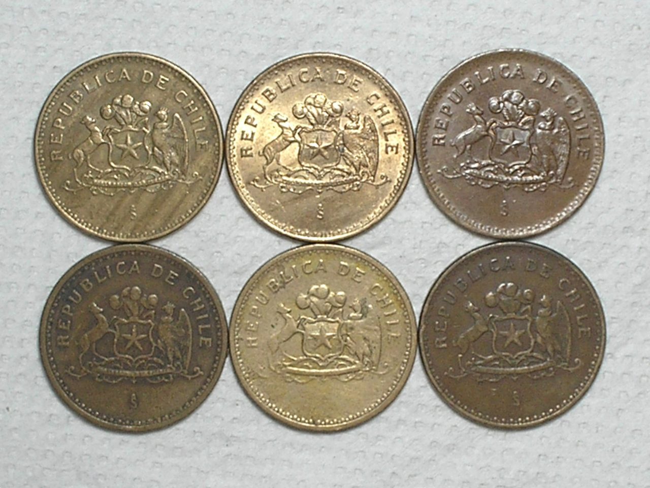 | Casa do Colecionador Chile) !00 Pesos - 1984-1985-1989-1995-1996-1997 / 26.8mm / Mbc/S / Bz/Al / m480