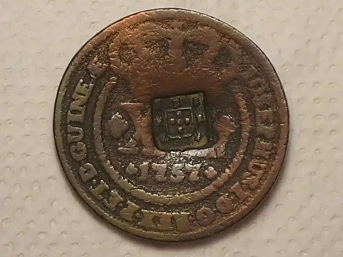 | Casa do Colecionador Guiné) XL Réis - 1757 // Cunhadas para o Brasil e Guiné // Coroa sem pedículos // 45 Perolas / Escudete // Bc/Mbc // Cobre