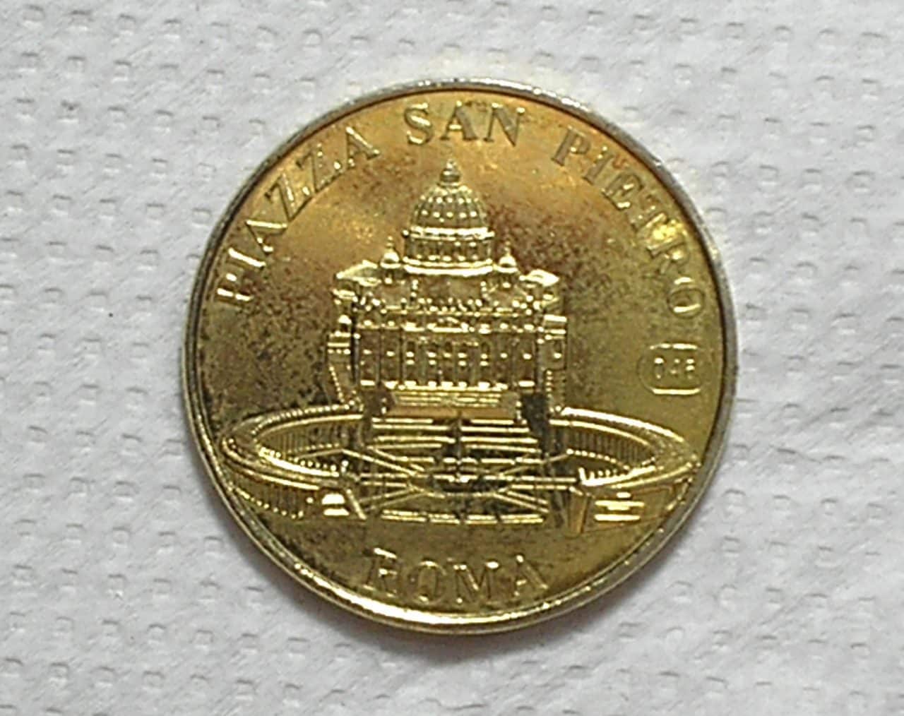 | Casa do Colecionador Itália Souvenir 2004 / 30mm / Plazza San Pietro Roma / Italia e Le sue Perle / Níquel Dourado / S/Fc / box59