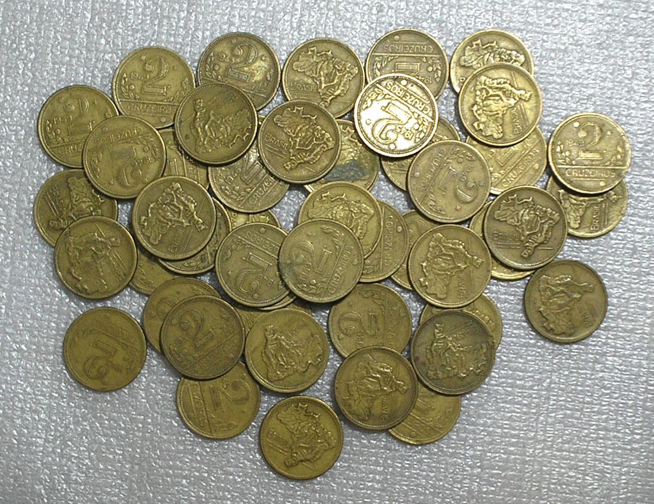 | Casa do Colecionador Lotão 50 Moedas de 2 Cruzeiros Mapa do Brasil em Bronze