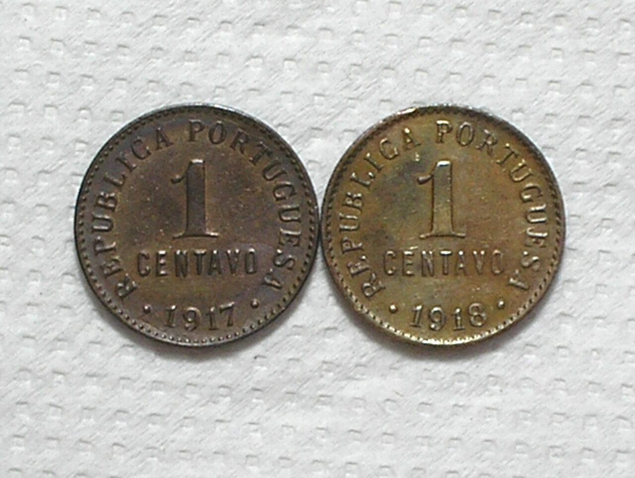 | Casa do Colecionador Portugal) 1 Centavo - 1917 + 1918 / 18mm / Sob / Bronze / box63