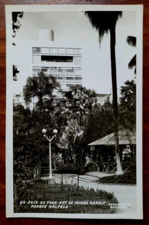 Cartão Postal - Minas Gerais (Juiz de Fora) Parque Halfeld e Edifício Modernista ao Fundo – Foto Postal Colombo – Anos 50/60