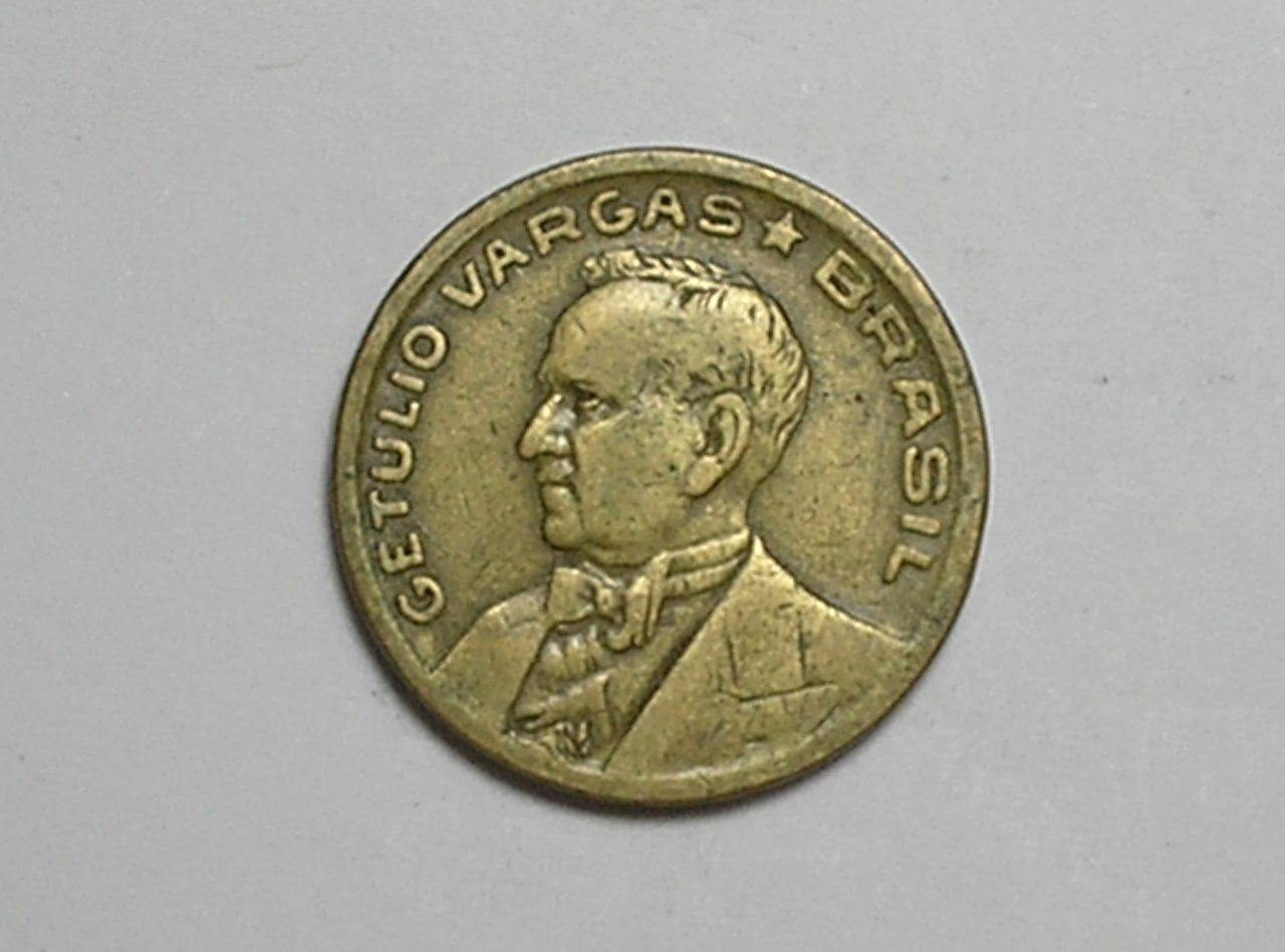 | Casa do Colecionador Sem a Sigla depois de Brasil = 50 Centavos - 1944 / Bz-Al