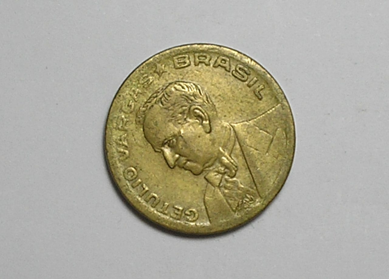 | Casa do Colecionador Sem a Sigla depois de Brasil = 50 Centavos - 1944 / Bz-Al