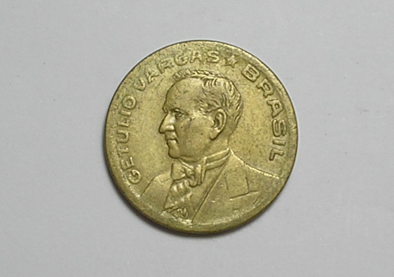 | Casa do Colecionador Sem a Sigla depois de Brasil = 50 Centavos - 1944 / Bz-Al