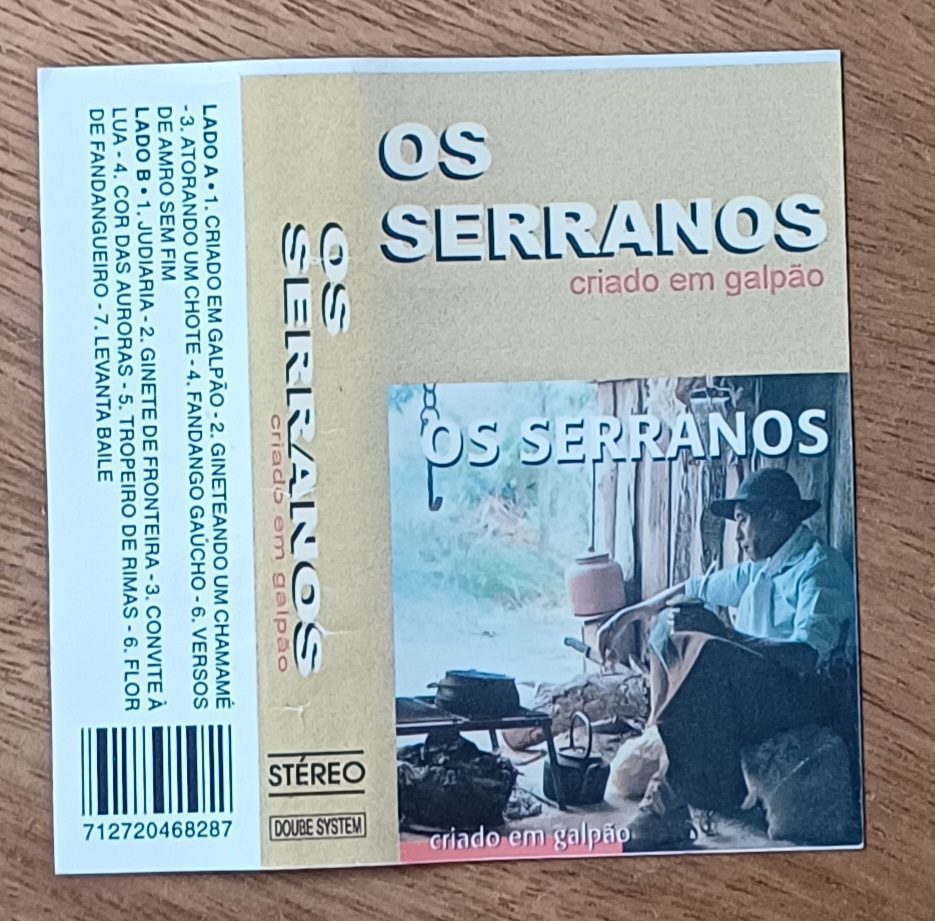 | Casa do Colecionador 25ma. Capa da fita k7 Os Serranos criados em galpão, sem a fita.