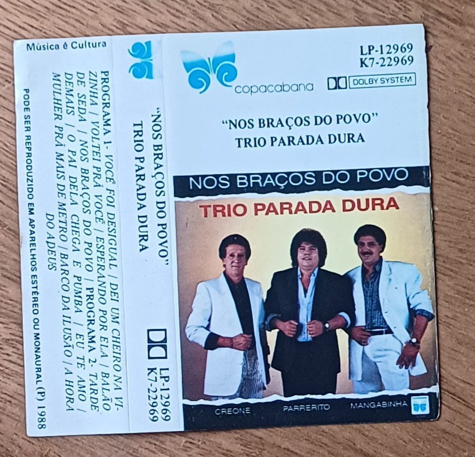 | Casa do Colecionador 25ma. Capa da fita k7 Trio Parada Dura nos Braços do povo sem a fita.