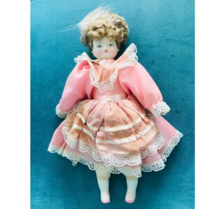 BONECA PORCELANA ANTIGA PLUMAS NO CABELO .