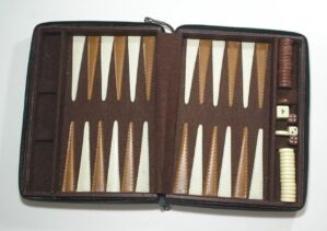 Jogo de Gamão ou Backgammon de luxo com tabuleiro em formato de pasta em couro para viagem / Excelente estado Semi novo