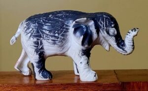 Miniatura de Elefante Cinza em Plástico – Estilo Vintage, Rara!