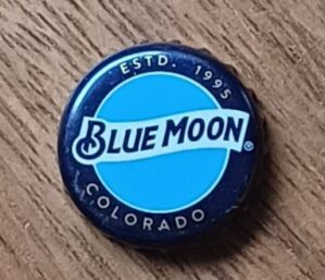 Embalagem tampinha cerveja Blue Moon colorado.
