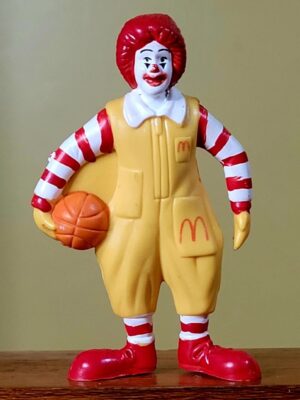 Brinde McDonald's Ronald McDonald com Bola de Basquete – Figura Colecionável 7,5cm