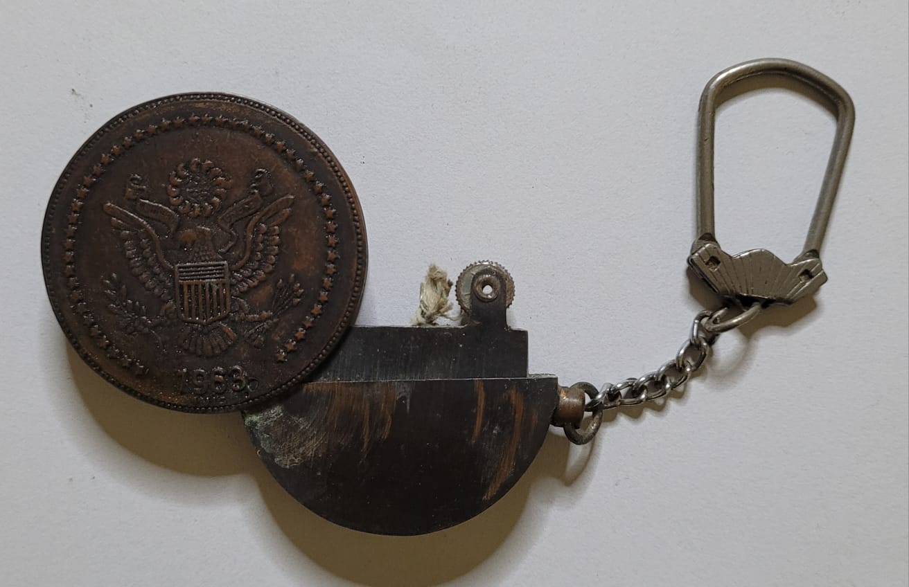 | Casa do Colecionador Chaveiro Isqueiro Antigo Medalha John F Kennedy 1963 Vintage Comemorativo Dos Eua
